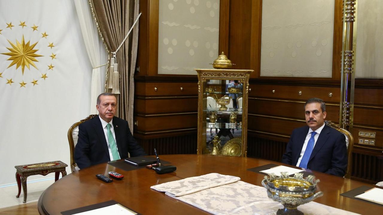 Der türkische Staatspräsident Erdogan (l) und der heutige Chef des türkischen Geheimdienstes Hakan Fidan. 