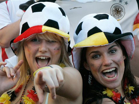 Zwei weibliche Fans feiern den deutschen Sieg im Viertelfinale der FIFA WM 2006 über Argentinien.