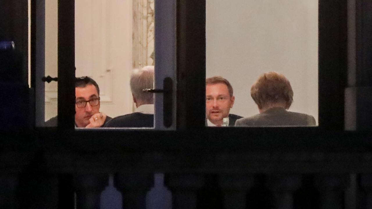 Grünen-Chef Cem Özdemir, Bayerns Ministerpräsident Horst Seehofer (CSU), der FDP-Vorsitzende Christian Lindner und Bundeskanzlerin Angela Merkel (CDU) sitzen in Berlin in der Parlamentarischen Gesellschaft zusammen.