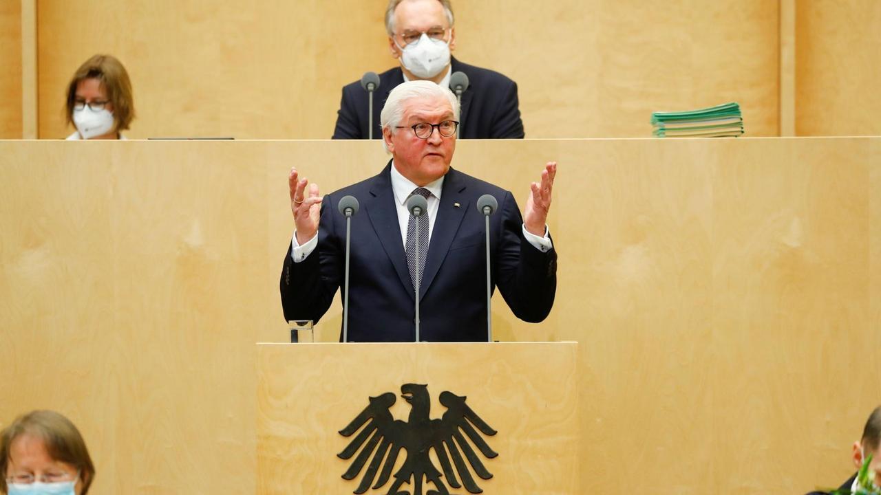 Berlin: Bundespräsident Frank-Walter Steinmeier hält anlässlich der 1000. Sitzung im Deutschen Bundesrat eine Rede. Hinter ihm sitzt mit Mund-Nasen-Schutz Reiner Haseloff (CDU), Ministerpräsident von Sachsen-Anhalt und amtierender Bundesratspräsident.