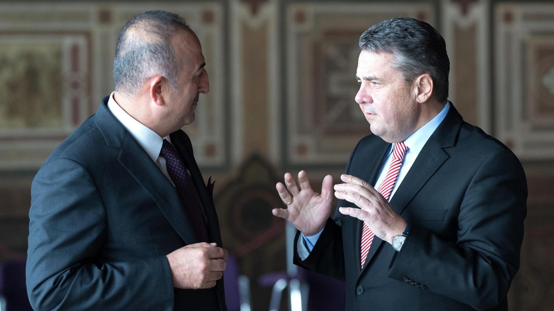Bundesaußenminister Sigmar Gabriel (rechts) und der türkische Außenminister Mevlüt Cavusoglu im Rittersaal der Kaiserpfalz in Goslar