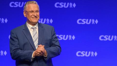 Bayerns Innenminister Joachim Herrmann (CSU) lässt sich auf dem Listenparteitag der CSU in Germering nach seiner Rede zur Spitzenkandidatur feiern.