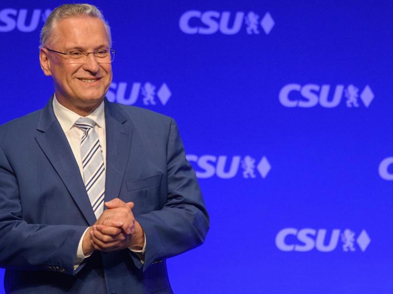 Bayerns Innenminister Joachim Herrmann (CSU) lässt sich auf dem Listenparteitag der CSU in Germering nach seiner Rede zur Spitzenkandidatur feiern.