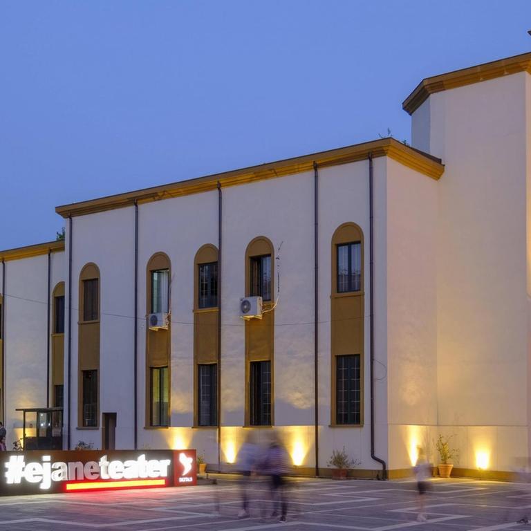 Das Nationaltheater im Stadtzentrum der albanischen Hauptstadt Tirana bei Abenddämmerung am 23.04.2018