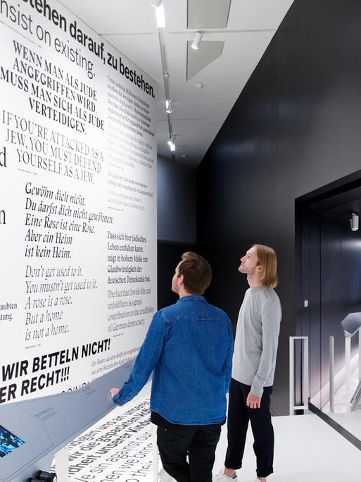 Blick in den Epochenraum "Nach 1945" des Jüdischen Museums Berlin.