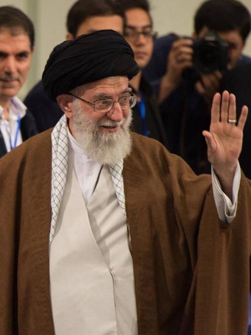 Irans geistiger Führer Ayatollah Ali Khamenei winkt vor einer Wahl im Mai 2017