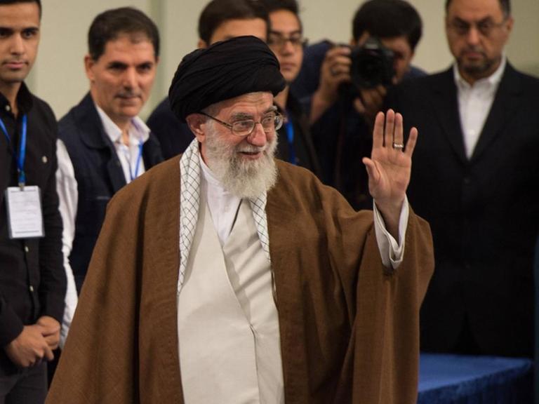 Irans geistiger Führer Ayatollah Ali Khamenei winkt vor einer Wahl im Mai 2017