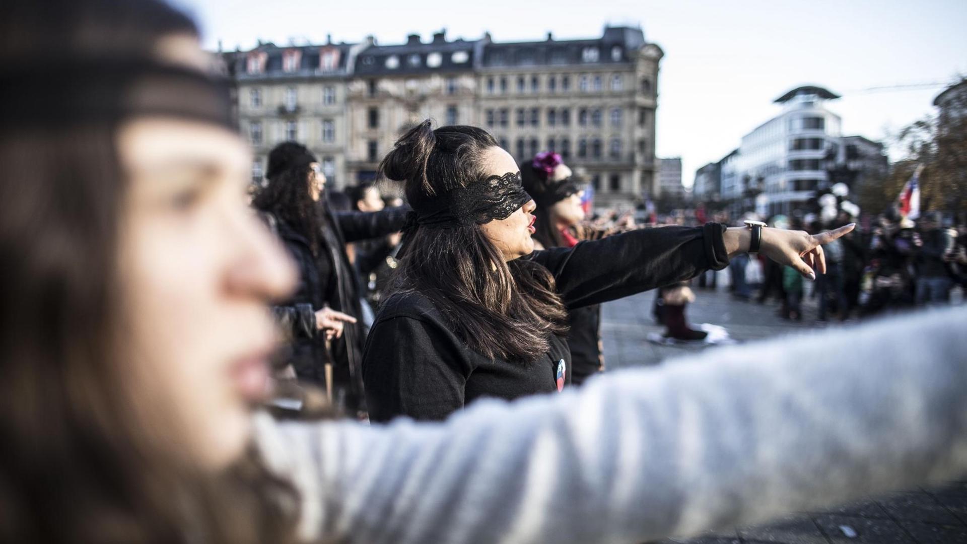 Frauen demonstrieren gegen Vergewaltigung / sexuelle Gewalt mit einer Performance in Frankfurt auf dem Opernplatz. Frauen demonstrieren gegen Vergewaltigung / sexuelle Gewalt mit einer Performance in Frankfurt auf dem Opernplatz.