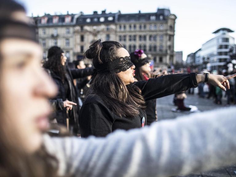 Frauen demonstrieren gegen Vergewaltigung / sexuelle Gewalt mit einer Performance in Frankfurt auf dem Opernplatz.