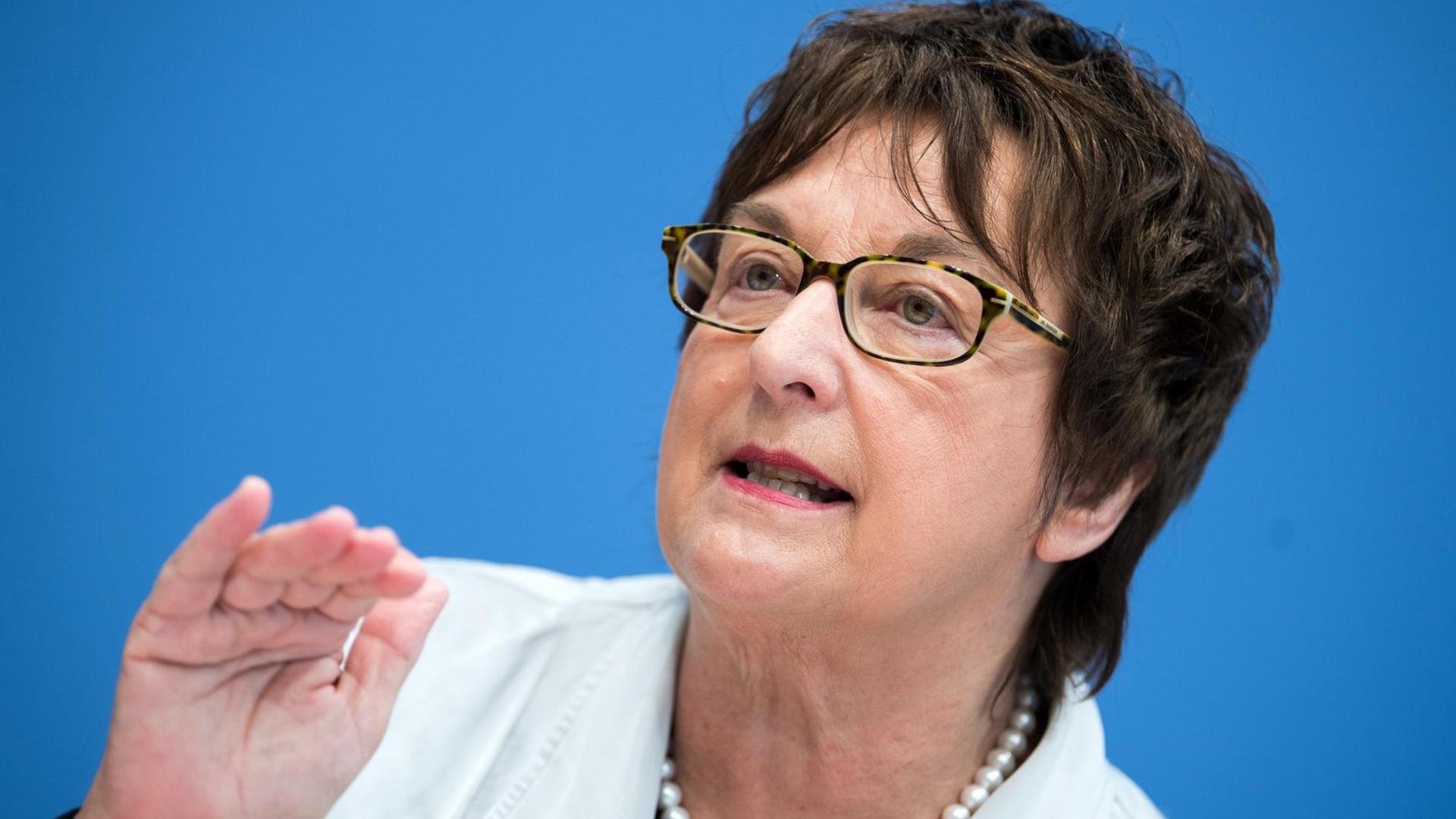 Bundeswirtschaftsministerin Brigitte Zypries (SPD) stellt bei einer Pressekonferenz den Jahreswirtschaftsbericht 2018 und die aktuelle Prognose der Bundesregierung für die deutsche Wirtschaft vor.