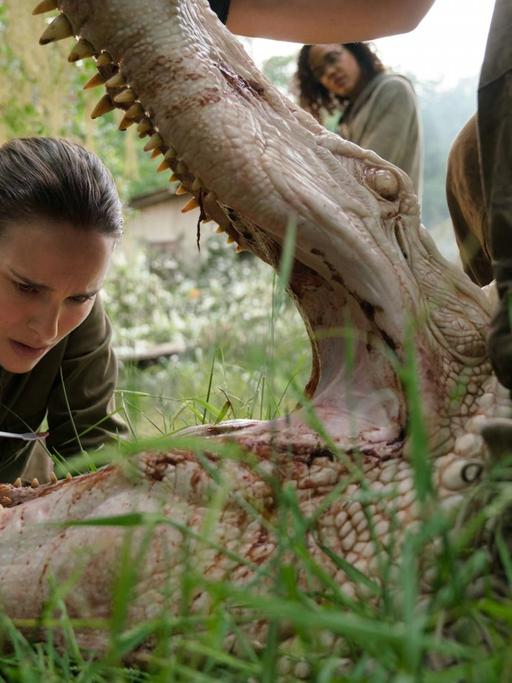Natalie Portman (li.) und Tessa Thompson in Alex Garlands Science-Fiction-Film "Auslöschung"