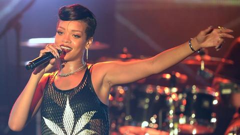 Die US-amerikanische Sängerin Rihanna (2012) bei einem Konzert in Deutschland.