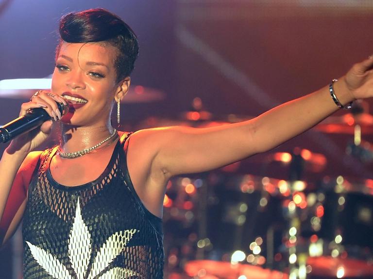 Die US-amerikanische Sängerin Rihanna (2012) bei einem Konzert in Deutschland.