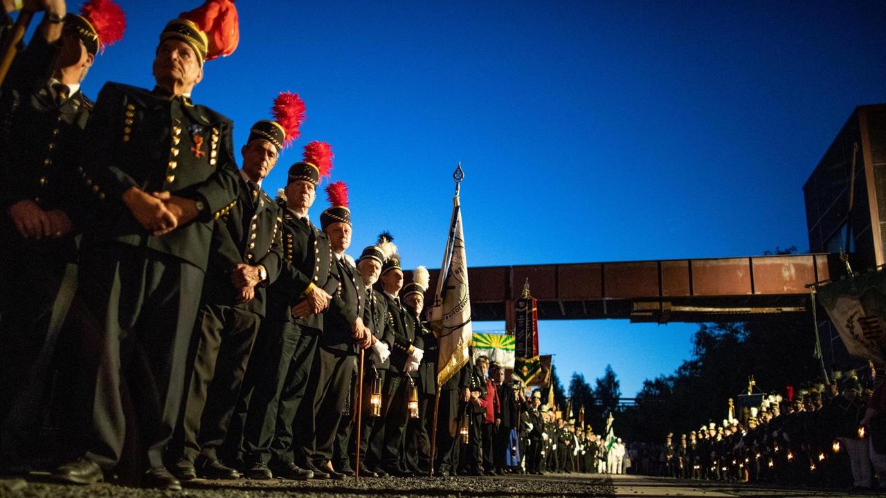 Zahlreiche ehemalige Bergleute stehen im Rahmen des 13. Deutsche Bergmannstag und der "Extraschicht" vor der Zeche Zollverein.