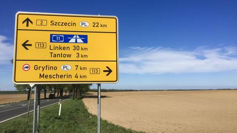 Weites Land der Uckermark mit Wegweiser in der Nähe von Gartz/ Tantow