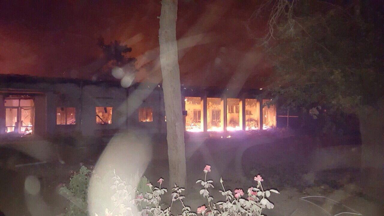 Man sieht den einstöckigen Gebäudetrakt in der Nacht; durch die Fenster sieht man die Flammen im Brand im Innenraum. Lichteffekte auf der Linse verursachen graue Schlieren auf dem Bild. Man sieht den einstöckigen Gebäudetrakt in der Nacht; durch die Fenster sieht man die Flammen im Brand im Innenraum. Lichteffekte auf der Linse verursachen graue Schlieren auf dem Bild.