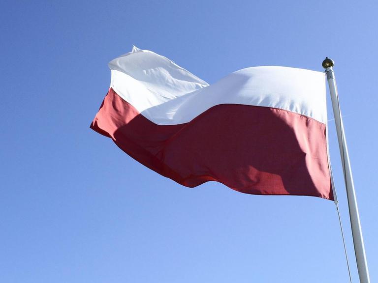 Eine polnische Flagge weht im Wind.