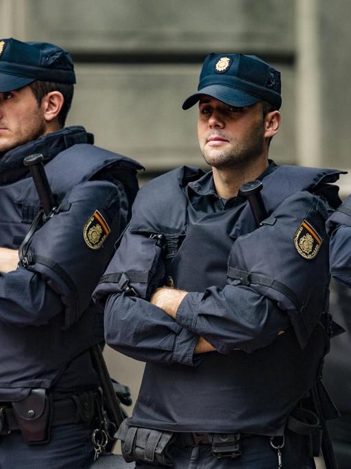 Polizisten der spanischen Guardia Civil sichern Proteste in der katalanischen Regionalhauptstadt Barcelona ab.