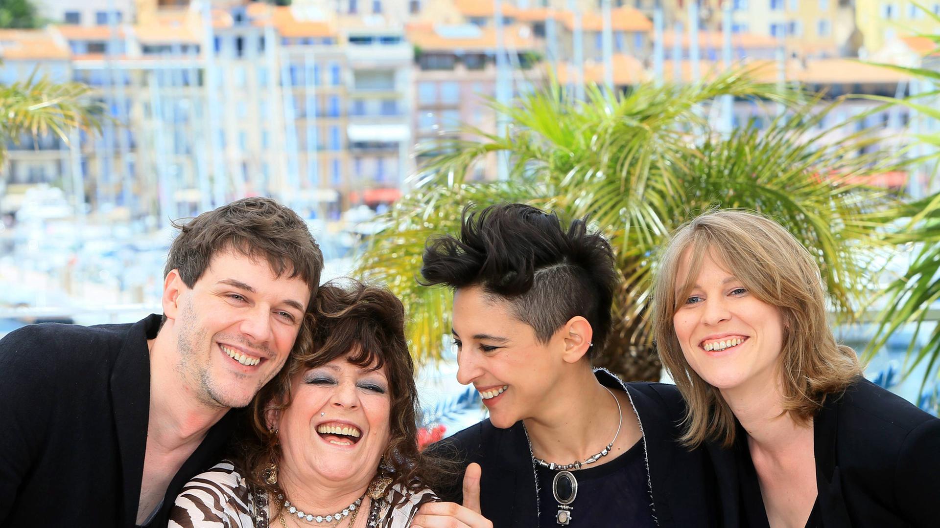 Das Regietrio Samuel Theis, Claire Burger und Marie Amachoukeli zusammen mit der Hauptdarstellerin des Films "Party Girl", Angélique Litzenburger, bei einem Fototermin des Filmfestivals in Cannes am 12.5.2014