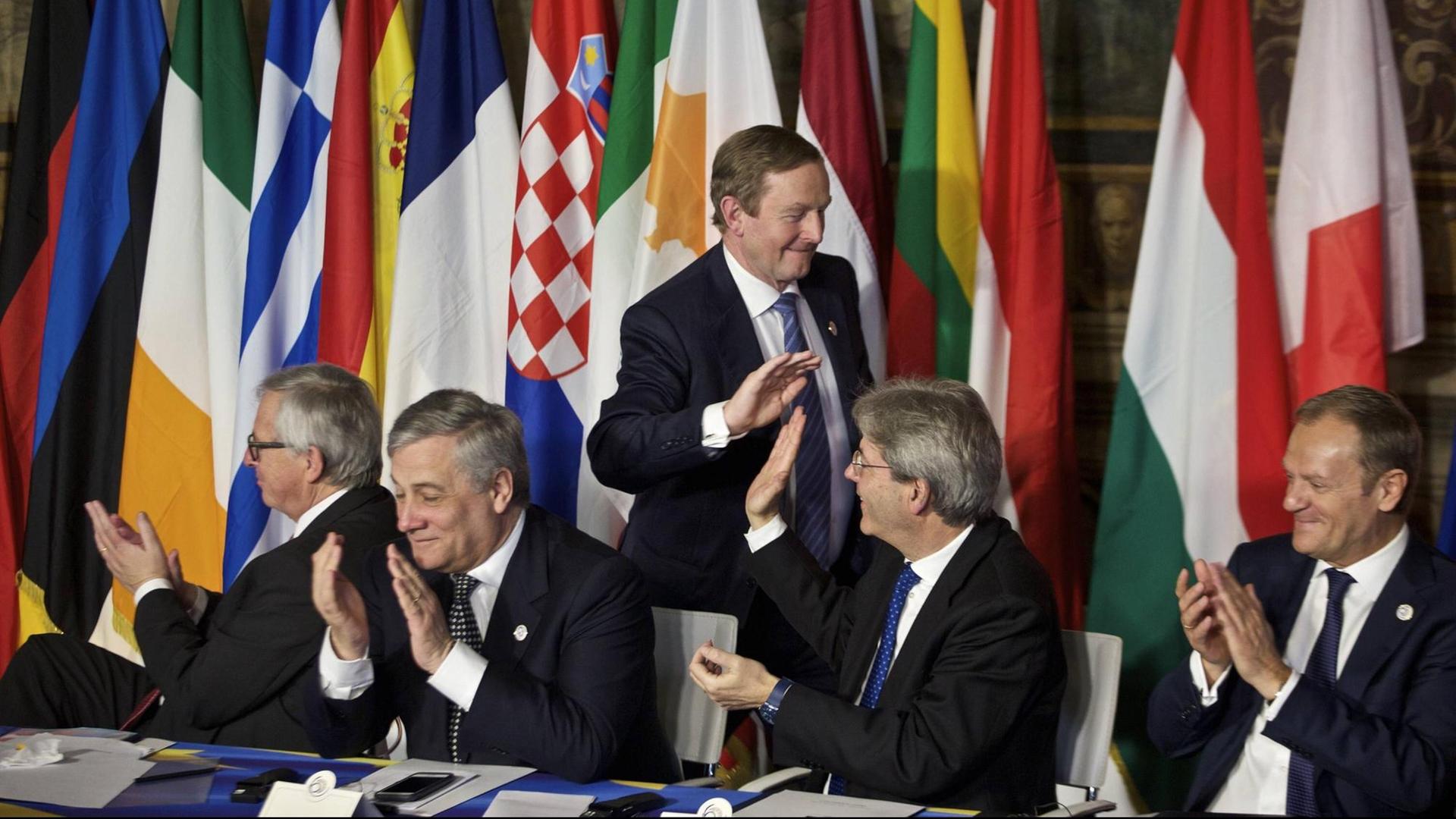 Der irische Premierminister Enda Kenny (m.) wird vom italienischen Premierminister Paolo Gentiloni (2. v.r.) abgeklatscht, nachdem er die Erklärung von Rome zum 60. EU-Jubiläum unterzeichnet hat.