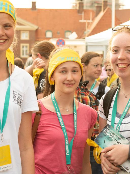 Vier Mädchen stehen auf einer Straße in Münster im Rahmen der Veranstaltung "Abend der Begegnung" auf dem 101. Katholikentag.