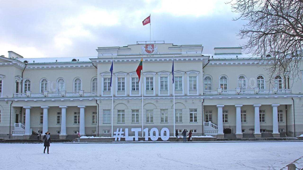 Der Präsidentenpalast in Vilnius ist zum 100. Staatsjubiläum Litauens mit Installationen dekoriert.