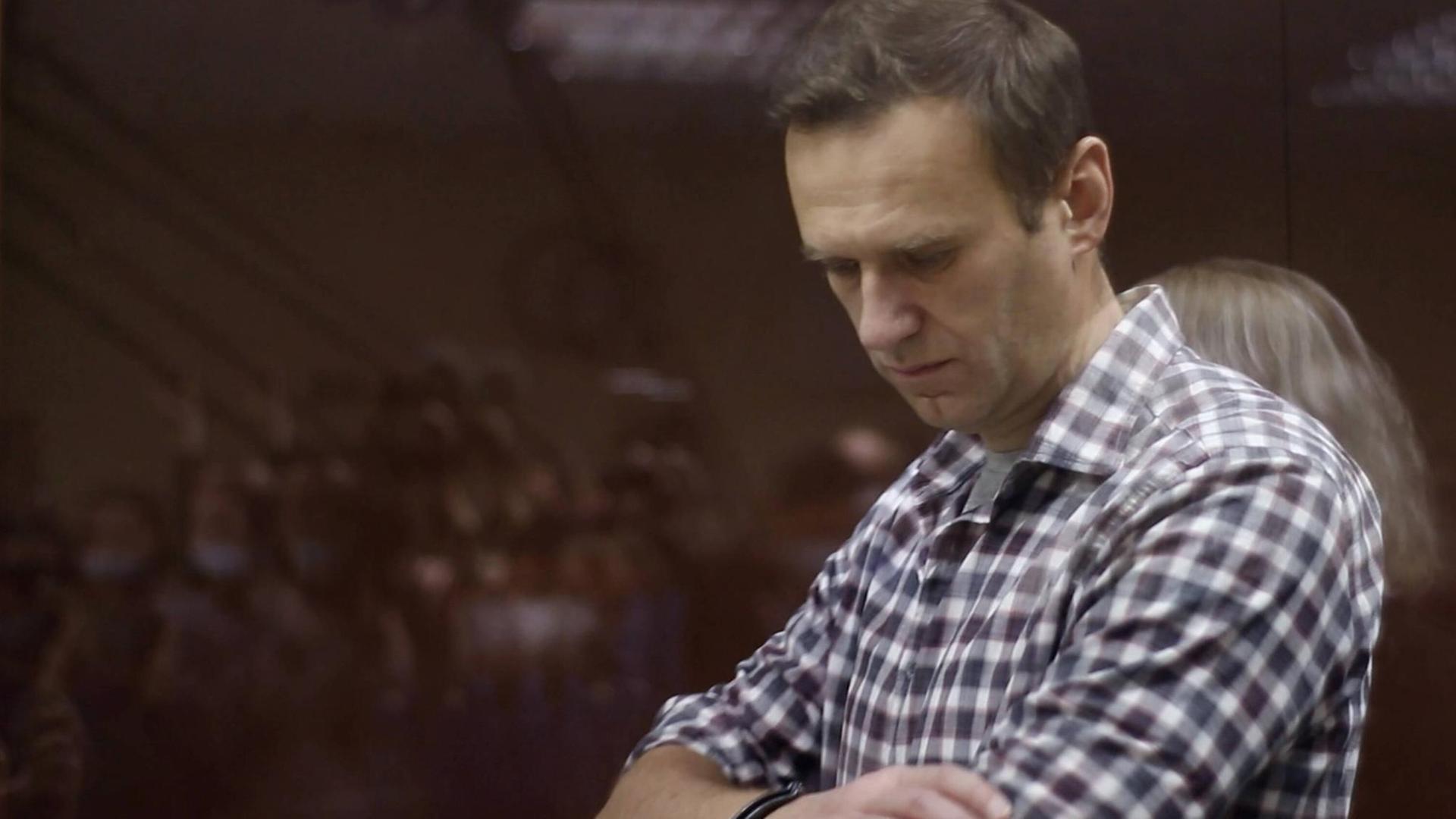 Alexej Nawalny bei einem Gericht-Prozess.
