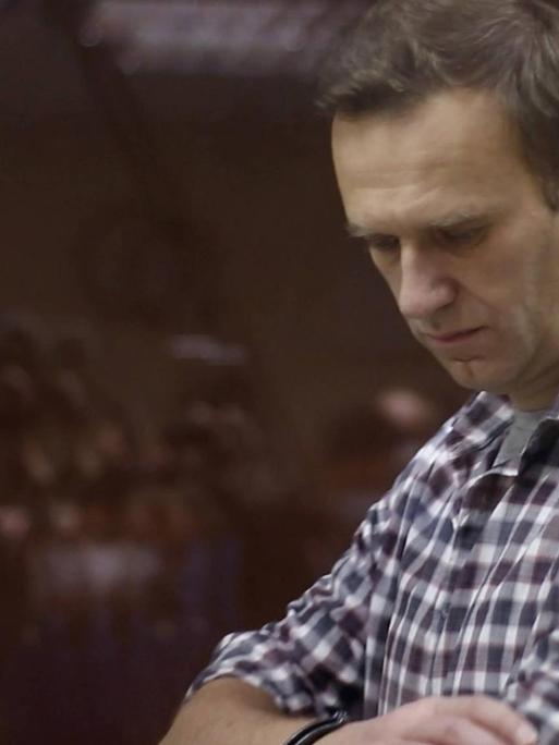 Alexej Nawalny schaut zu Boden.