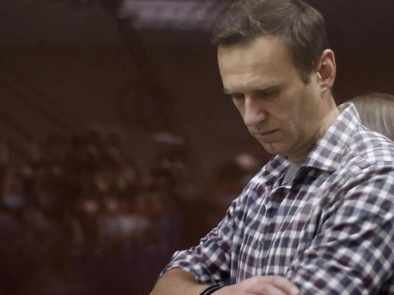 Alexej Nawalny schaut zu Boden.
