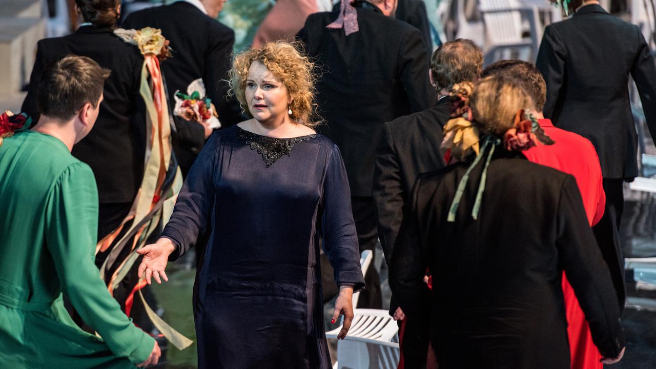 Brigitte Christensen als Königin Alceste und der MusicAeterna Chor in der Jahrhunderthalle während der Generalprobe der Barockoper "Alceste" von Christoph Willibald Gluck.