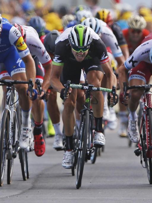 Der deutsche Radsportler Marcel Kittel (zweiter von links) hat die siebte Etappe der Tour de France gewonnen. Er kam vor dem Norweger Edvald Boasson Hagen (Mitte) ins Ziel.