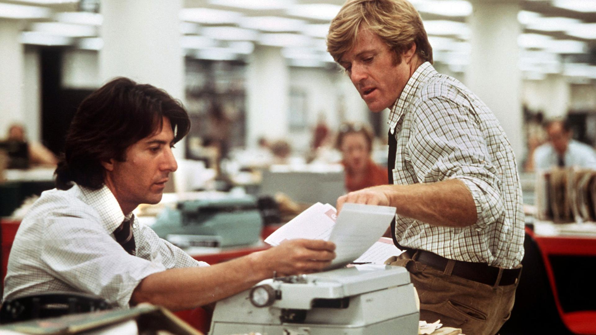 Die beiden US-amerikanischen Schauspieler Robert Redford (r) und Dustin Hoffman in einer Szene des Films "Die Unbestechlichen" von Alan J. Pakula