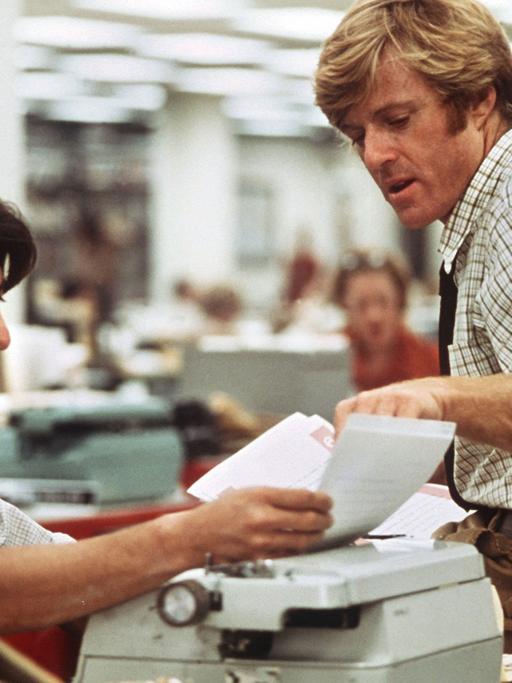 Die beiden US-amerikanischen Schauspieler Robert Redford (r) und Dustin Hoffman in einer Szene des Films "Die Unbestechlichen" von Alan J. Pakula