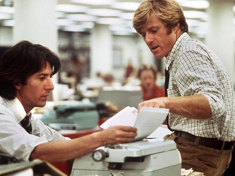 Die beiden US-amerikanischen Schauspieler Robert Redford (r) und Dustin Hoffman in einer Szene des Films "Die Unbestechlichen" von Alan J. Pakula