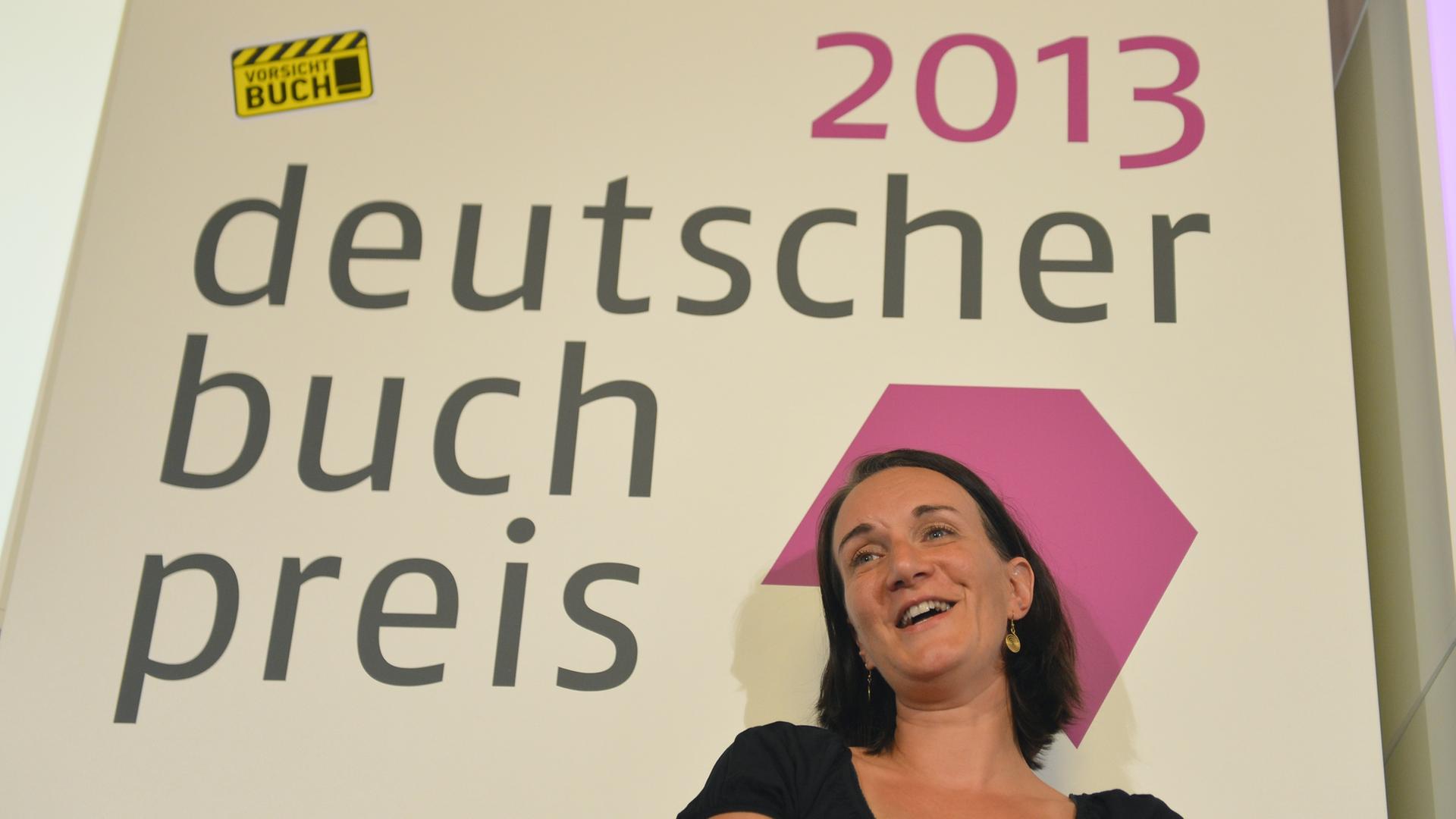 Die Autorin Terézia Mora blickt am 07.10.2013 am Rande der Verleihung des Deutschen Buchpreises 2013 im Rathaus Römer in Frankfurt am Main (Hessen) in die Kamera. Der Preis für die beste literarische Neuerscheinung des Jahres ist
mit insgesamt 37 500 Eur Die Autorin Terézia Mora blickt am 07.10.2013 am Rande der Verleihung des Deutschen Buchpreises 2013 im Rathaus Römer in Frankfurt am Main (Hessen) in die Kamera. Der Preis für die beste literarische Neuerscheinung des Jahres ist
mit insgesamt 37 500 Eur
