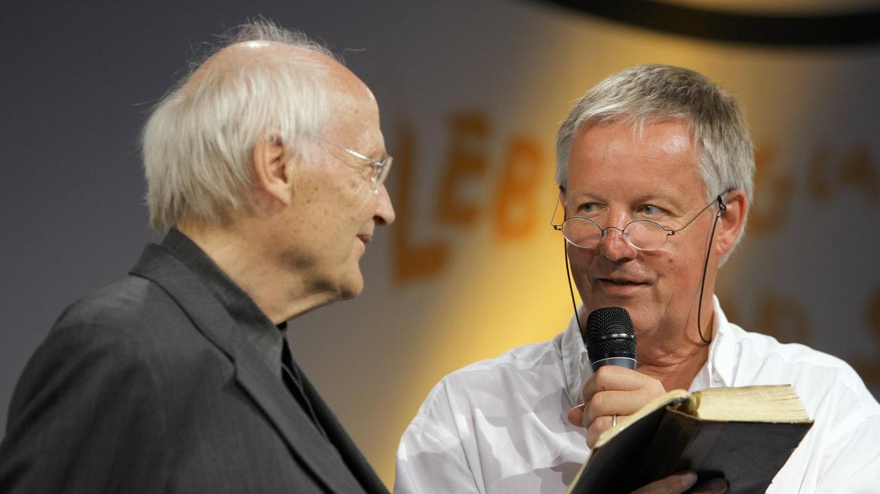 Der umstrittene Familientherapeut Bert Hellinger im Gespräch mit dem ehemaligen TV-Pfarrer Jürgen Fliege bei einer Veranstaltung des evangelischen Kirchentages in Köln 2007.