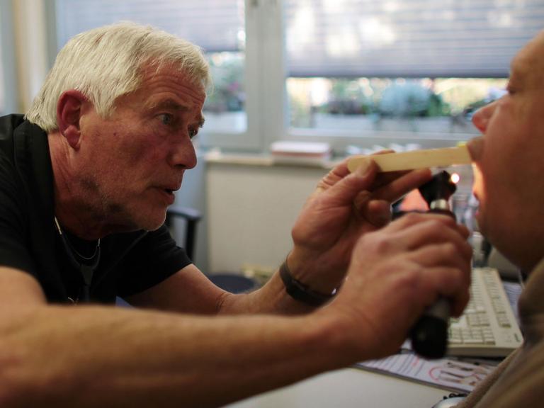 Der Landarzt Wolfgang Dinslage behandelt am 31.01.2012 in seiner Praxis in Merzenich bei Düren einen Patienten.