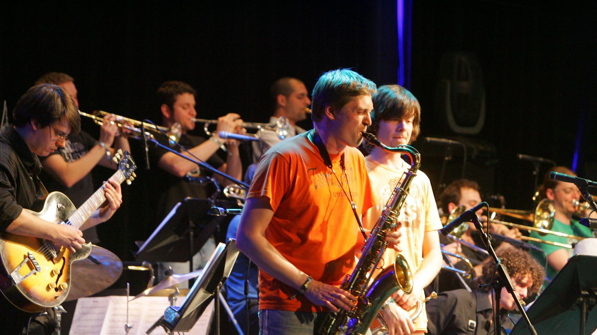 Der Saxophonist und Komponist Niels Klein spielt am 09.05.2008 auf dem Moers Festival mit dem European Jazz Orchester.
