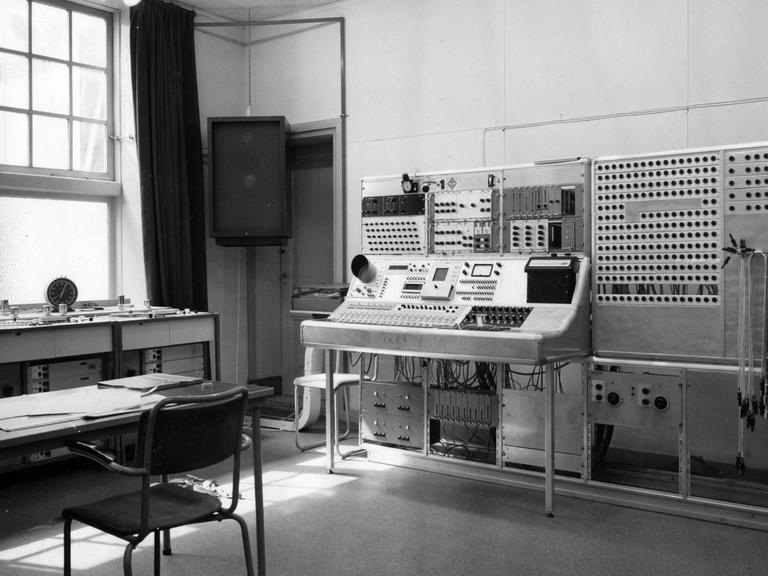 Ein Blick auf analoge Mischpulte im Elektronischen Studio in Utrecht