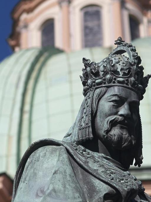 Eine Statue von Kaiser Karl IV., nach einem Entwurf des Dresdner Bildhauers Ernst Hähnel, erinnert nahe der Karlsbrücke in Prag (Tschechien) an den römisch-deutschen Kaiser und König von Böhmen. Deutschland und Tschechien feiern 2016 das 700. Geburtsjahr Karls IV.