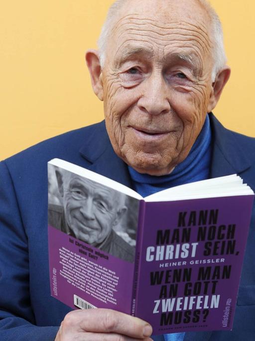 Der CDU-Politiker Heiner Geißler präsentiert am 23.3.2017 bei der Leipziger Buchmesse sein Buch "Kann man noch Christ sein, wenn man an Gott zweifeln muss?".