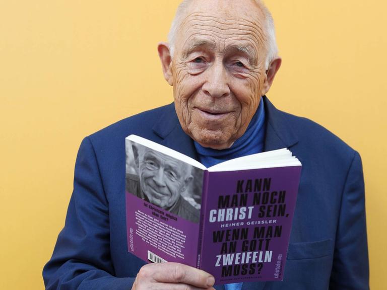 Der CDU-Politiker Heiner Geißler präsentiert am 23.3.2017 bei der Leipziger Buchmesse sein Buch "Kann man noch Christ sein, wenn man an Gott zweifeln muss?".