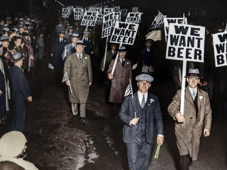 Demonstration von Gewerkschaftlern gegen die Prohibition in Newark, New Jersey, USA (1931).