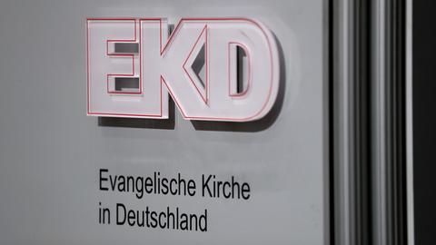 Der Schriftzug der Evangelischen Kirche in Deutschland (EKD) steht während der Jahrestagung der Synode der EKD auf dem Rednerpult.