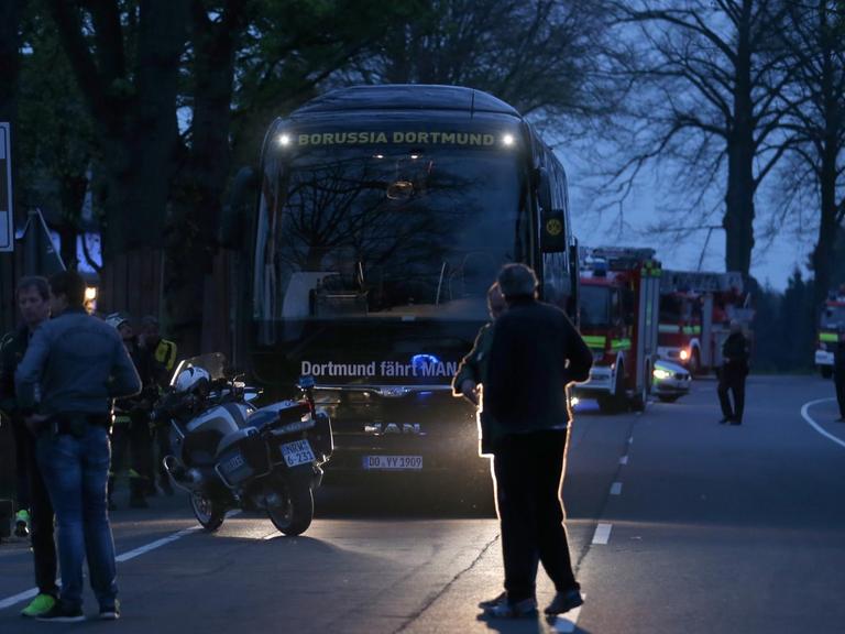 Der Bus von Borussia Dortmund steht mit einer beschädigten Scheibe in Dortmund