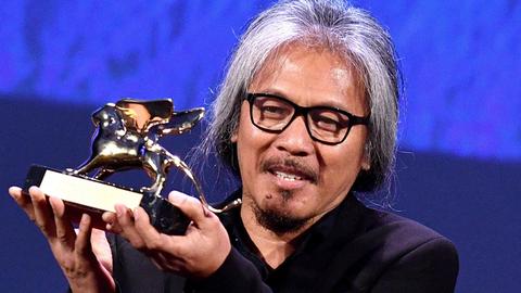 Der philippinische Regisseur Lav Diaz hält bei der Preisverleihung der 73. Internationalen Filmfestspiele in Venedig am 10.9.2016 den Goldenen Löwen, den er für seinen Film "The Woman Who Left" ("Ang Babaeng Humayo") erhalten hat.