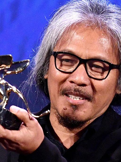 Der philippinische Regisseur Lav Diaz hält bei der Preisverleihung der 73. Internationalen Filmfestspiele in Venedig am 10.9.2016 den Goldenen Löwen, den er für seinen Film "The Woman Who Left" ("Ang Babaeng Humayo") erhalten hat.