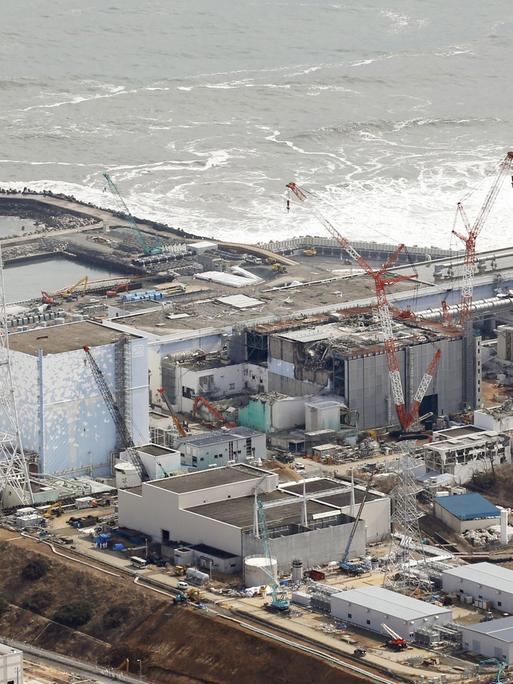Die Ruine des Atomkraftswerks Fukushima fotografiert aus einem Helikopter.