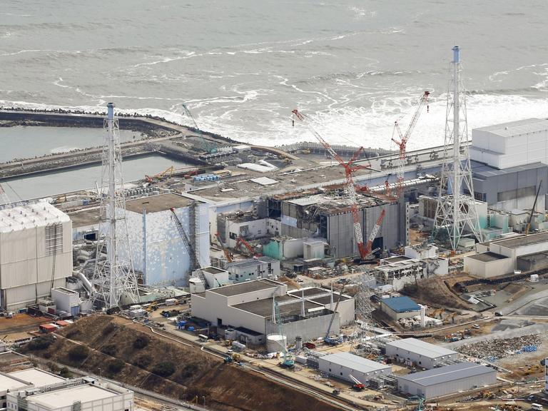 Die strahlende Atomkraftwerkruine Fukushima aus einem Helikopter