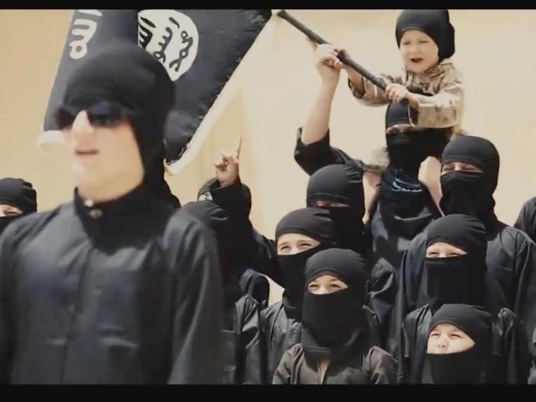 Propaganda-Video der Terrormiliz IS (18.11.2015).